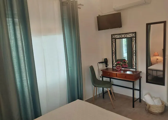 Dimitra's 4 Klm Away From Chora * Steniaí